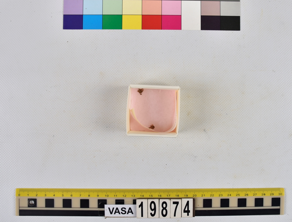 Ben från strömming (Clupea harengus membras).

606 st. kotor (vertebrae).

76 st. (39 sin+37 dx samt en del fragment) dentalia.

66 st. (29+37) hyomandibularia.

67 st. opercularia.

57 st. (29+28) maxillaria.

57 st. (30+27) articularia.

4 st. opisthotica.

54 st. quadrata.

52 st. (29+23) keratohyalia.

48 st. exoccipitalia.

47 st. (24+23) epihyalia.

39 st. (28+11) frontalia.

30 st. urostyli.

10 st. ectopterygoidea.

10 st. (7+3) supracleithralia ventr.

7 st. (4+3) supraleithralia dorsalia.

3 st. parasphenoidea.

2 st. orbitosphenoidea.

1 st. basihyale.

53 st. prootica.