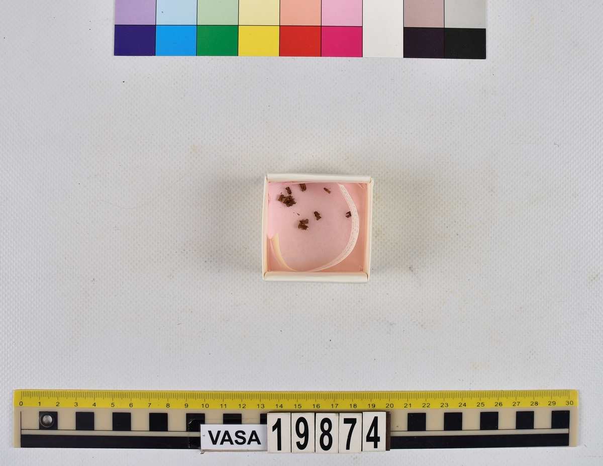 Ben från strömming (Clupea harengus membras).

606 st. kotor (vertebrae).

76 st. (39 sin+37 dx samt en del fragment) dentalia.

66 st. (29+37) hyomandibularia.

67 st. opercularia.

57 st. (29+28) maxillaria.

57 st. (30+27) articularia.

4 st. opisthotica.

54 st. quadrata.

52 st. (29+23) keratohyalia.

48 st. exoccipitalia.

47 st. (24+23) epihyalia.

39 st. (28+11) frontalia.

30 st. urostyli.

10 st. ectopterygoidea.

10 st. (7+3) supracleithralia ventr.

7 st. (4+3) supraleithralia dorsalia.

3 st. parasphenoidea.

2 st. orbitosphenoidea.

1 st. basihyale.

53 st. prootica.