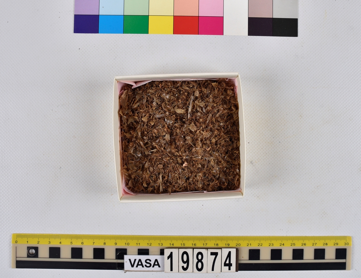 Ben från strömming (Clupea harengus membras).

606 st. kotor (vertebrae).

76 st. (39 sin+37 dx samt en del fragment) dentalia.

66 st. (29+37) hyomandibularia.

67 st. opercularia.

57 st. (29+28) maxillaria.

57 st. (30+27) articularia.

4 st. opisthotica.

54 st. quadrata.

52 st. (29+23) keratohyalia.

48 st. exoccipitalia.

47 st. (24+23) epihyalia.

39 st. (28+11) frontalia.

30 st. urostyli.

10 st. ectopterygoidea.

10 st. (7+3) supracleithralia ventr.

7 st. (4+3) supraleithralia dorsalia.

3 st. parasphenoidea.

2 st. orbitosphenoidea.

1 st. basihyale.

53 st. prootica.
