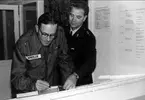 Gen Wheeler, generalstabschef, på besök i Karlsborgs museum år 1965. Gen Wheeler skriver i gästboken, här tillsammans med museiföreståndare Arne Pohl.