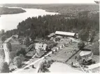 Flygfoto på Kristdala, Hule gård. Gården med ekonomibyggnader, grusvägen och sjön.