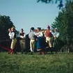 Ett folkdanslag dansar på Tingsvallens gräsplan.