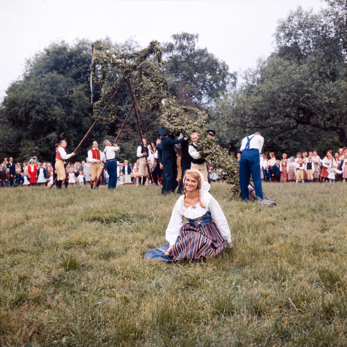 Kvinna avbildad vid midsommarfirandet på Tingsvallen.