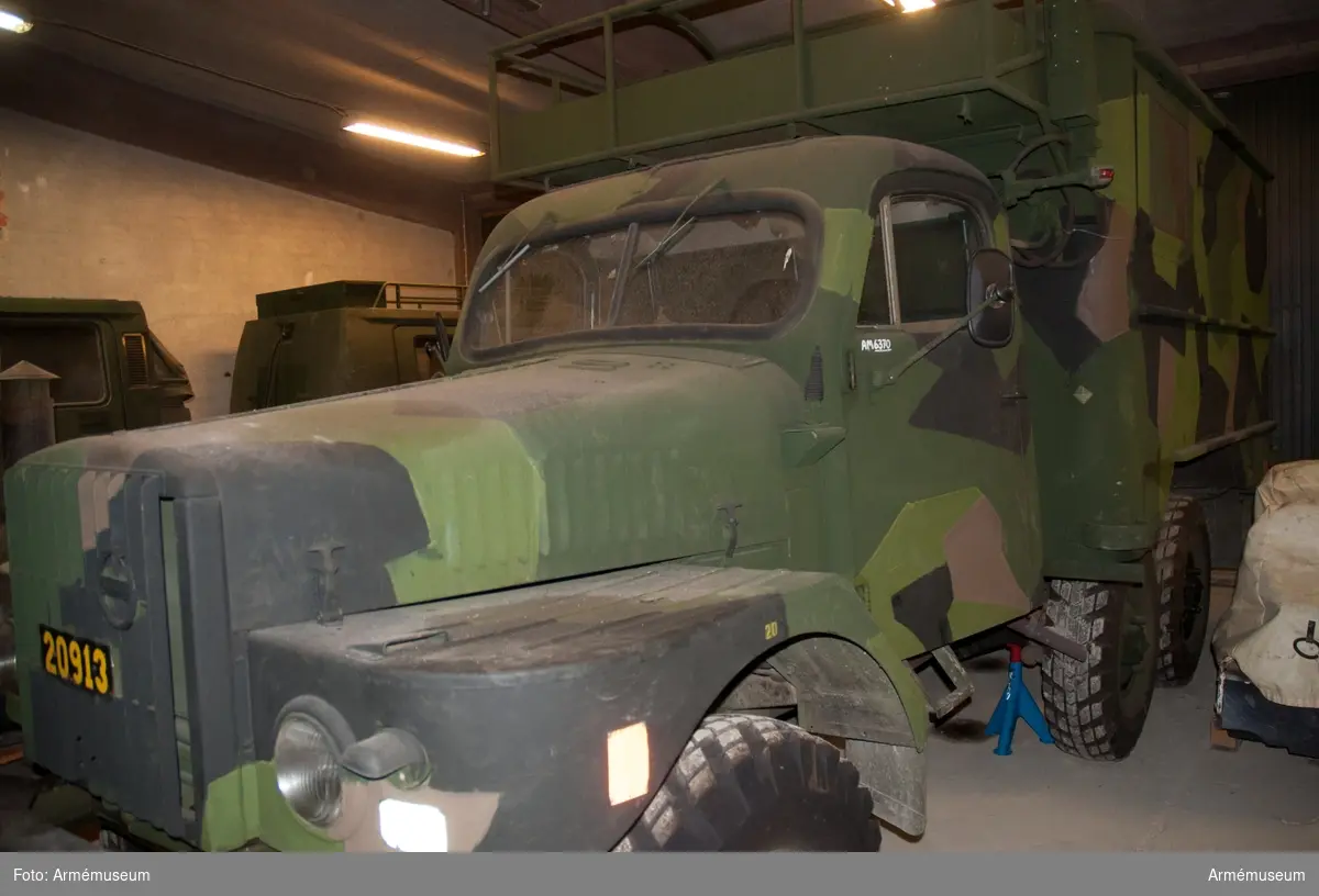 Fabrikat, typ och årsmodell Volvo TL 22/1955 med tillbehör - se tillbehörslistan. 
Fordonet är utrustat och inrett som stabsterrängbil 935 S Sidomont. Vinsch med max belastning 4000 kg enkelt part fördelningsväxellåda. Motoreffekt 105 hk, mätarställning 16691 (198305).