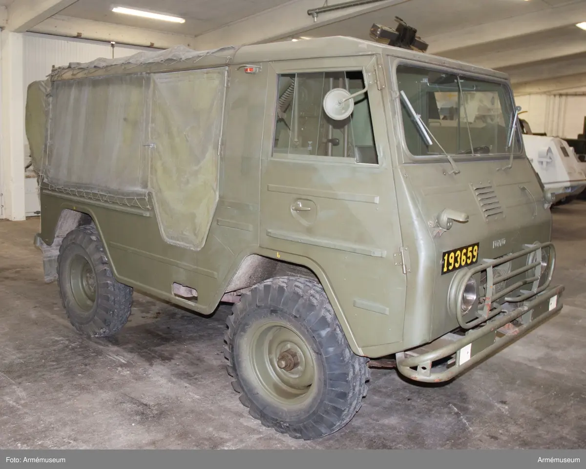 Fabrikat; typ och modell: Volvo L 3314 A PU/1966. 
Utrustad med utskjutningsanordningar och hållare för styrutrustning till RBS 52. Se tekniska data, Motorfordonsbok. 

Följande tillbehör påträffades 1991-03-01:
- Beskrivning del 1 + tillägg t pvrbtgb 9032;
- Motorfordonsbok 
- Batteri 12 V 57AH, M2672-101010;
- Domkraft 0, 6T Spec; M6296-013010;
- Dragtapp F7050-633601;
- Dunkslang 20 M1760-800510;;               
- Etui för glödlampor;
- Glödlampor 5 st 
- Glödlampa M2731-106412;
- Glödlampa M2731-262845; 
- Säkring M2486-840766; 
- Säkring M2486-840079; 
- Fettspruta 400 cc M6458-018010; 
- Huggyxa M6311-003000; 
- Hylsgrepp 19,5-21 F7050-210107 ; 
- Vridpinne F7050-210082; 
- Hänglås 40 mm M1671-004010; 
- Lysplatta 3 st M2760-001010; 
- Reservhjul 8.90 - 16; M1638-403610;
- Däck 8.90 -16/4T;
- Slang 8.90 - 16 ;
- Skivhjul 1696;
- Sladdlampa 10 M;
- Fodral;
- Glödlampa;
- Röd kåpa ;
- Teckenvisare;
- Verktygsväska;
- Isolerband;
- Huggmejsel;
- Kryssvinkelmejsel;
- Krysspårmejsel 1x7x150;
- Nyckel;
- Skiftnyckel nr 70;
- Skiftnyckel nr 31;
- Tappnyckel 13,4;
- Brännartång 200;
- Kombtång 175 mm 
- Penhammare 0,5 kg; M6210-005000;
- Dunk 20 L;
- Snöskyffel;
- Robotkabel;
- Styrkabel