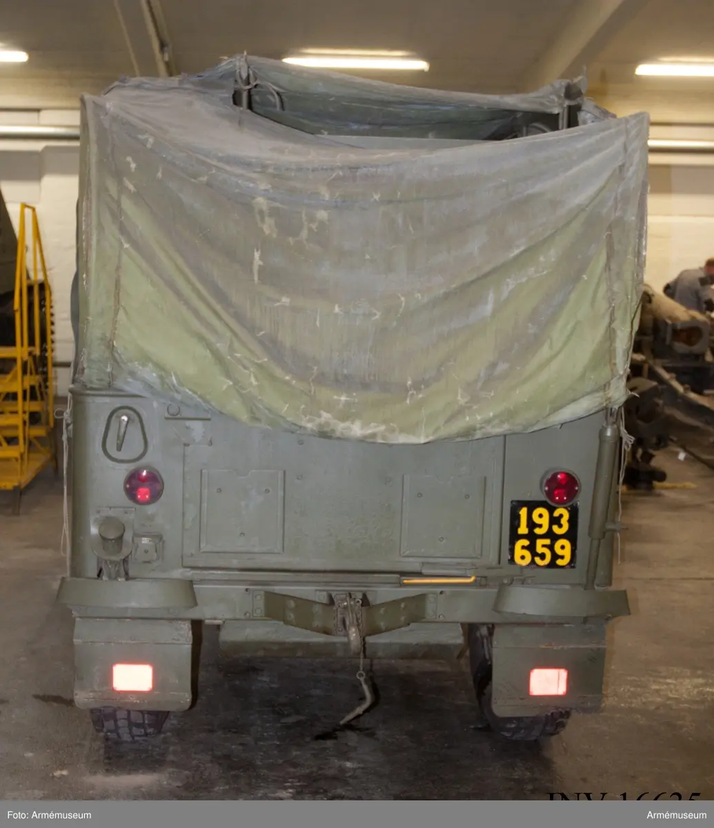 Fabrikat; typ och modell: Volvo L 3314 A PU/1966. 
Utrustad med utskjutningsanordningar och hållare för styrutrustning till RBS 52. Se tekniska data, Motorfordonsbok. 

Följande tillbehör påträffades 1991-03-01:
- Beskrivning del 1 + tillägg t pvrbtgb 9032;
- Motorfordonsbok 
- Batteri 12 V 57AH, M2672-101010;
- Domkraft 0, 6T Spec; M6296-013010;
- Dragtapp F7050-633601;
- Dunkslang 20 M1760-800510;;               
- Etui för glödlampor;
- Glödlampor 5 st 
- Glödlampa M2731-106412;
- Glödlampa M2731-262845; 
- Säkring M2486-840766; 
- Säkring M2486-840079; 
- Fettspruta 400 cc M6458-018010; 
- Huggyxa M6311-003000; 
- Hylsgrepp 19,5-21 F7050-210107 ; 
- Vridpinne F7050-210082; 
- Hänglås 40 mm M1671-004010; 
- Lysplatta 3 st M2760-001010; 
- Reservhjul 8.90 - 16; M1638-403610;
- Däck 8.90 -16/4T;
- Slang 8.90 - 16 ;
- Skivhjul 1696;
- Sladdlampa 10 M;
- Fodral;
- Glödlampa;
- Röd kåpa ;
- Teckenvisare;
- Verktygsväska;
- Isolerband;
- Huggmejsel;
- Kryssvinkelmejsel;
- Krysspårmejsel 1x7x150;
- Nyckel;
- Skiftnyckel nr 70;
- Skiftnyckel nr 31;
- Tappnyckel 13,4;
- Brännartång 200;
- Kombtång 175 mm 
- Penhammare 0,5 kg; M6210-005000;
- Dunk 20 L;
- Snöskyffel;
- Robotkabel;
- Styrkabel