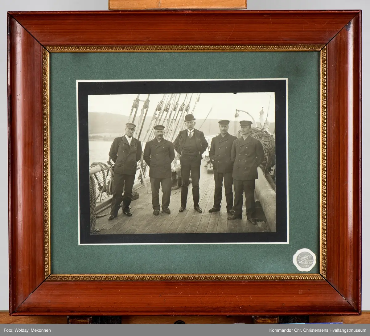 Fra venstre: Sverre Hassel, Oscar Wisting, Roald Amundsen, Olav Bjåland, Helmer Hanssen.
