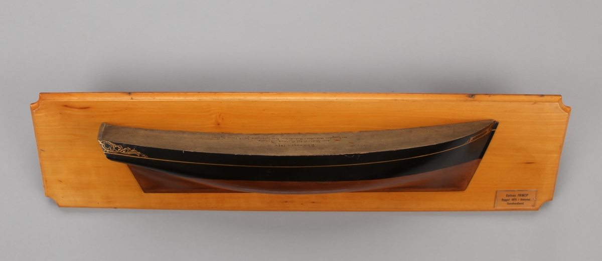 Halvmodell av galeas PRINCIP fra Uskedalen montert på treplate.