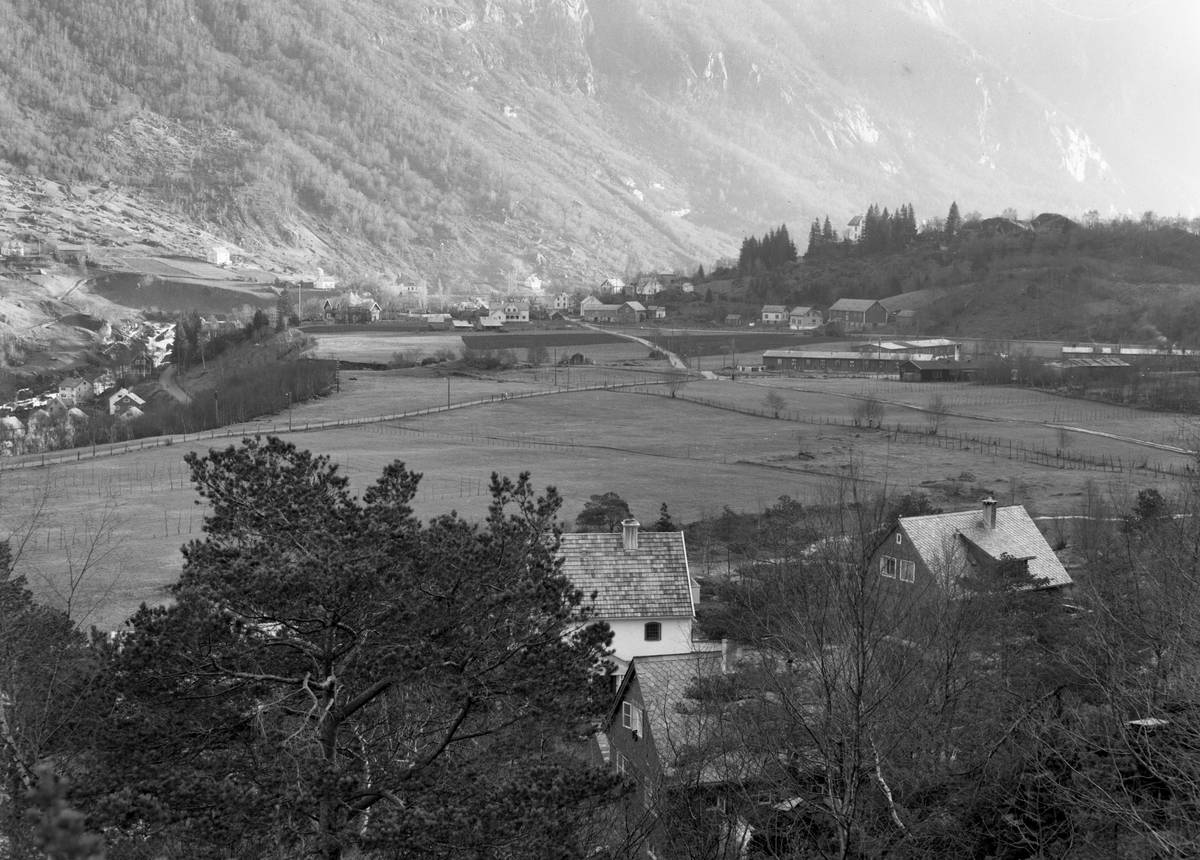 Eidesflatane sett frå nedre Rødna mot Eide, Hovden og Vasstun
