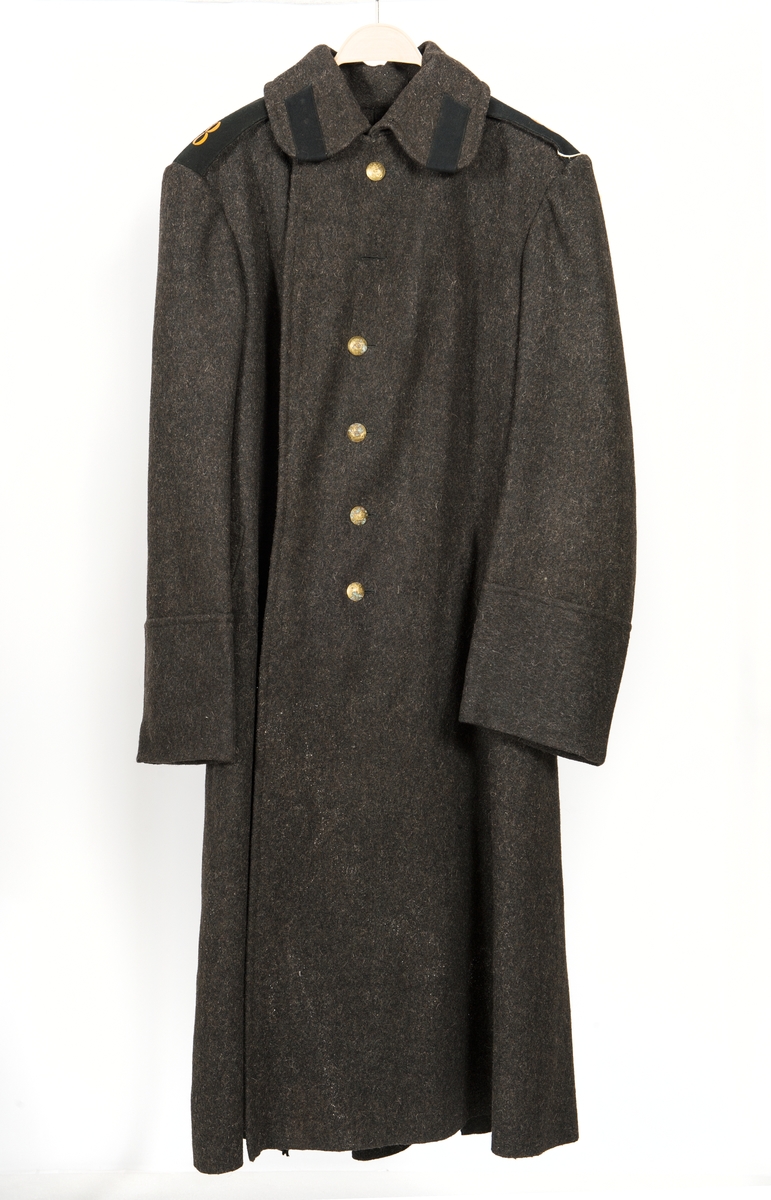 Kappa av brun vadmal, lång, fodrad. Krage, axelklaffar märkt "8” i gul färg. Slejf i ryggen. 9 st mässingsknappar, dubbelknäppt.
Tillhör ryska matrosuniformen. Se O 04826.