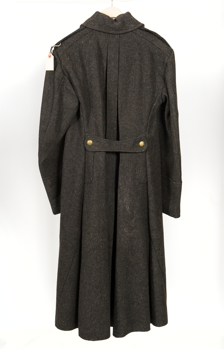 Kappa av brun vadmal, lång, fodrad. Krage, axelklaffar märkt "8” i gul färg. Slejf i ryggen. 9 st mässingsknappar, dubbelknäppt.
Tillhör ryska matrosuniformen. Se O 04826.