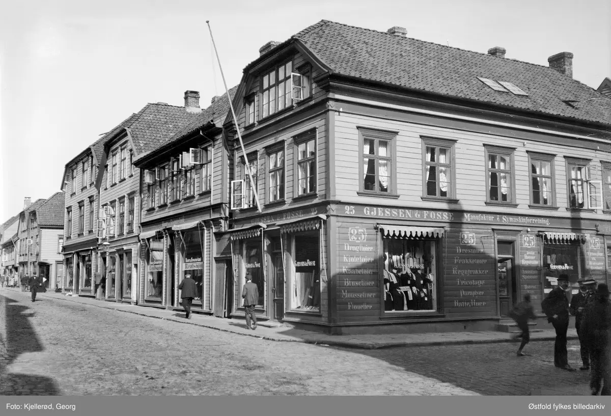 Stavanger, hjørnebygning Østervåg 25.

Reklame på hus på hjørnebygning:
Gjessen & Fosse Manufaktur og Symaskinforretning