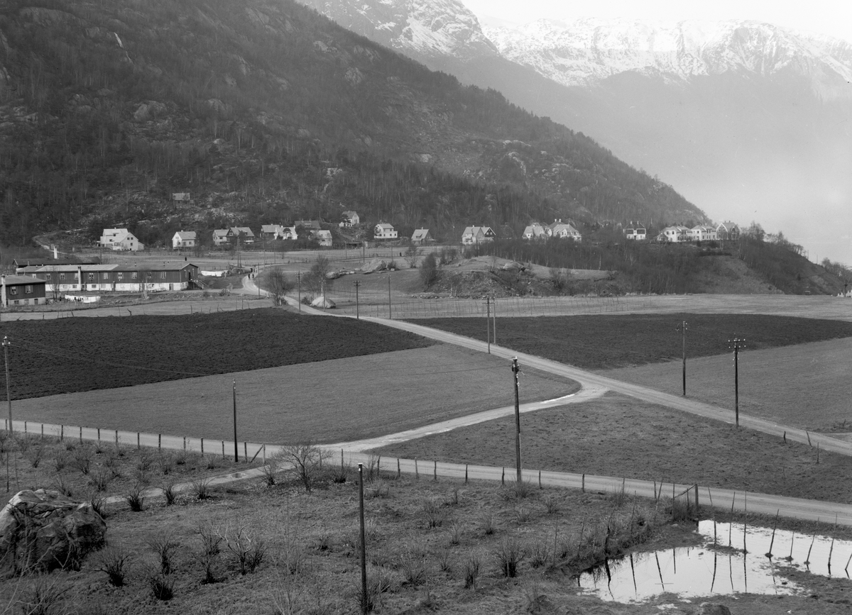 Eidesmoen sett frå Hovden med tyskerbrakker til venstre