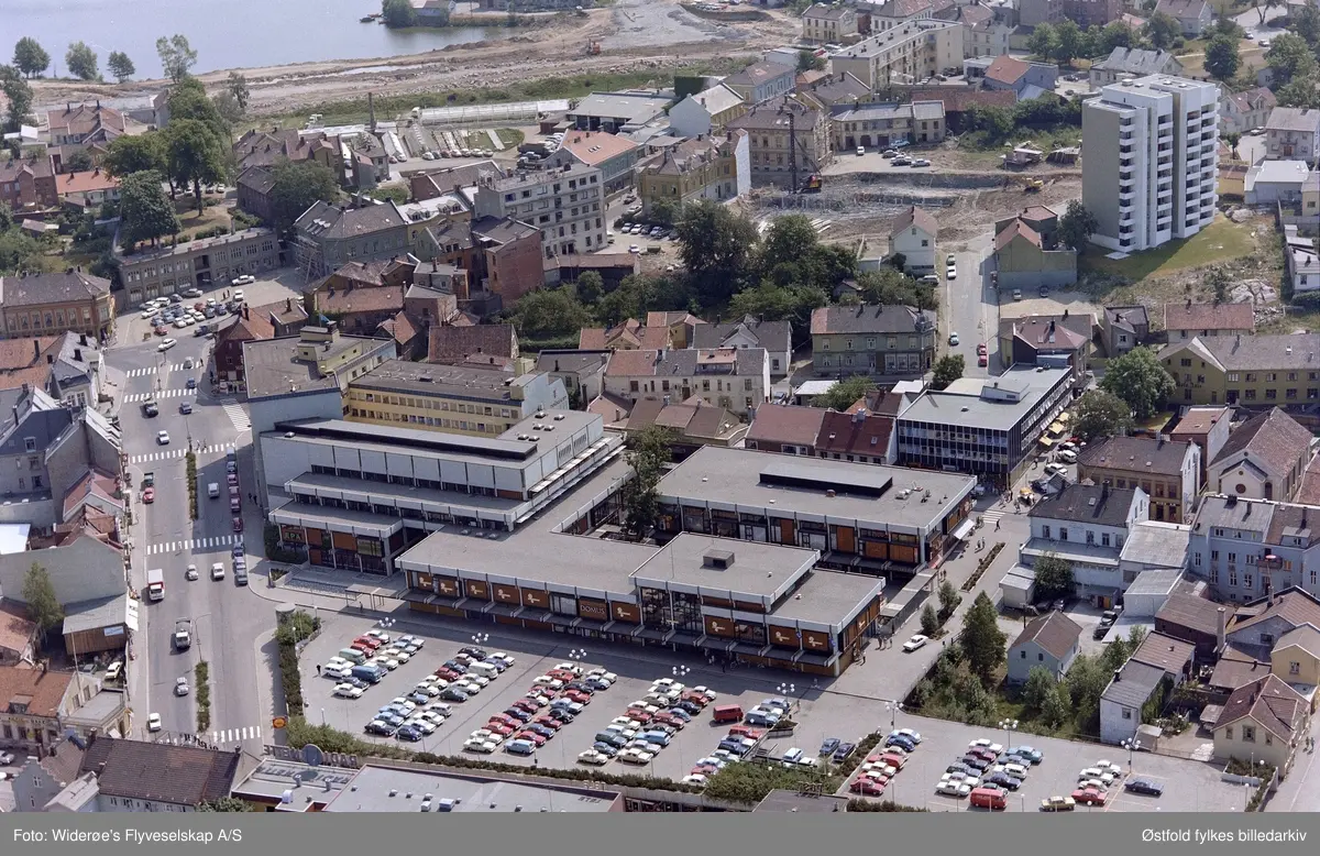 Dronningensgate med Domus, i Moss, flyfoto 1970.