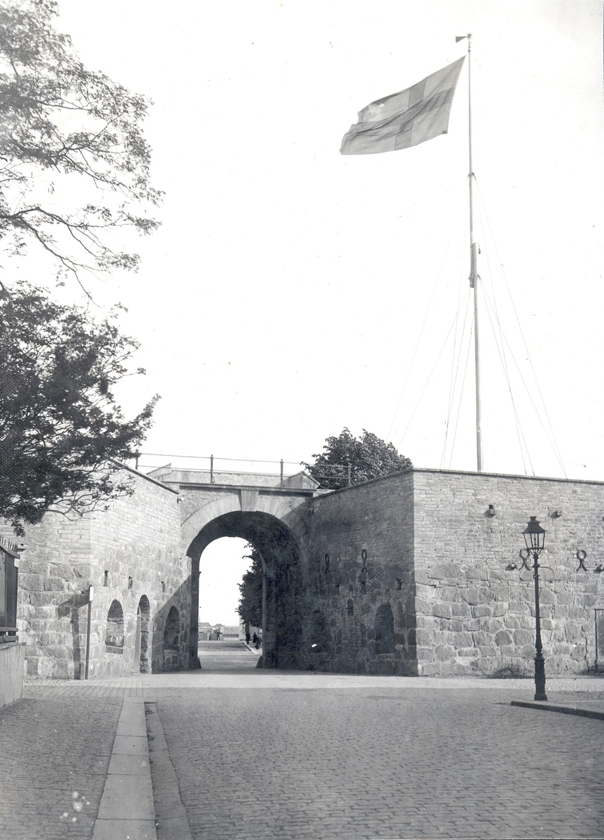 Porten Kavaljeren med flagga. Kavaljeren var huvudport mot sjösidan och stod färdig 1697. Den och Västerport är de enda bevarade stadsportarna i det som var Sverige 1658.