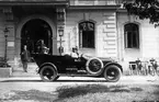 Gustaf V besöker Karlsborg 1914, här utanför garnisonshotellet. Vykort, foto: Alfred Sjöberg.