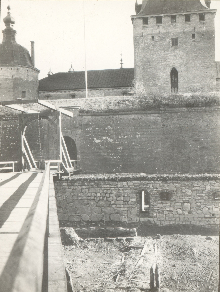 Kuretornet och vallgraven vid Kalmar slott.