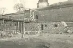 Vallgraven torrlagd under utgrävningarna på 1930-talet.