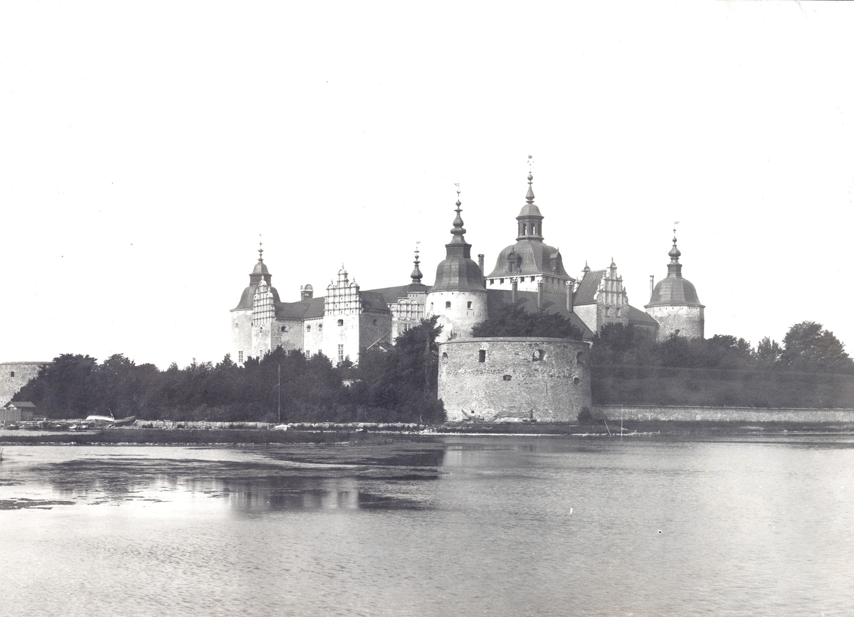 Kalmar slott med Södra tornet, Fångetornet, Kuretornet och Kungsmakstornet i bild samt Södra och Östra postejen.