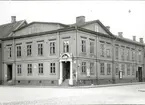 Ett apotek vid Stortorget i Kalmar. Huset revs 1963. Året efter byggde Skandia nya kontorslokaler på tomten.