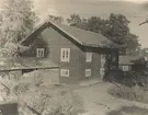 Bruatorps kvarn (vattenkvarnen).
Förutom sikt- och gropverk finns fyra eller fem gropstenar.

Efter Manne Hofrén, 1925.