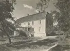 Kyrkoherdebostället i Söderåkra. Huvudbyggningen från trädgården.