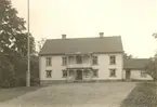 Huvudbyggnad från 1840. Fönsteromfattningar, se uppmätning. Gulbrun färg. Tegeltak. Modern veranda, yngre utbyggnad på gaveln.