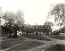 Ett bostadshus med en flagggstång framför byggnaden.