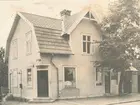 Konsumbutik på Södra vägen, i fastigheten Nyhem. Fastigheten köptes in 1927 [av Konsumtionsföreningen], och den 5 maj samma år öppnades butiken.