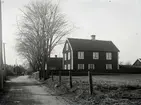 Lindölundsgatan. Bostadshus med staket.