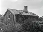 Ett bostadshus med sadeltak och träpanel i Geltorp.