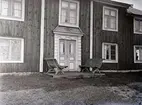 Välsgärde i Fagerhult socken. Ett bostadshus med ett par bänkar vid portalen.