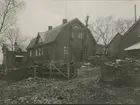 Bostadshus med frontespis, mansardtak och träfasad i Södra Möckleby på Öland.