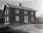 Manbyggningen. Ensam gård vid Solberga. Gammalt boningshus med korsknut. På baksidan senare tillbyggt kök. (Manne Hofrén 1934.)