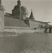 Kalmar slott med slottsvall, vindbrygga och vallgrav.