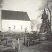 Kläckerberga kyrka och klockstapeln.