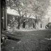 Innergården vid Thernströmska huset som avslutade Västra Sjögatan. Rivet 1938.