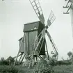 Mjölnare Hemmingssons väderkvarn strax norr om kyrkan.
Efter reparation 1939.