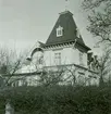 Ett bostadshus med torntak med gesims på Kvarngatan i Borgholm.