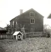 Ett bostadshus och en hundkoja i Vi.

Foto: M. Hofrén 1948.