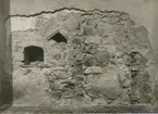 Ett murverk framträtt under putsen på Mortorps kyrka vid en arkeologisk undersökning. Två fönsteröppningar syns.