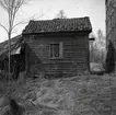 Exteriör av liten träbyggnad, tillhörande masugnen i Hagelsrum.