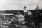 Prästgården och kyrkan i Rumskulla.

Efter Vecko-Journalen 1927 nummer 24.