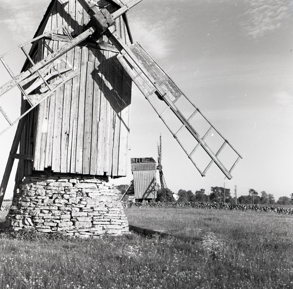 Väderkvarn med stenfot i Arbelunda på Öland.
