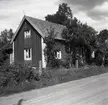 Bostadshus vid uppfarten till jägarbostället.