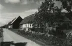 Byvägen med lantgården i förgrunden.