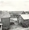 Gårdsplanen mot nordost. Gamla byggnaderna till vänster.