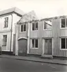 Magistern 12, Storgatan. Trähus under rivning för att lämna plats för kontorshus för Kalmar kommun.