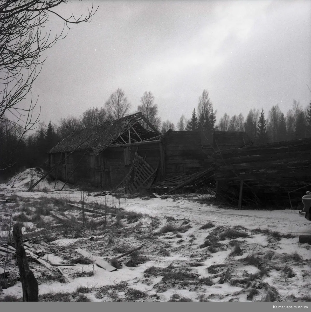 Ladugården i Lilla Kolfly med nedrasade loftboden.