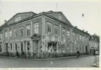 Gamla apoteket vid Stortorget. Fastigheten jämte den till höger rivna 1964 för Skåne-bolagens nybyggnad.